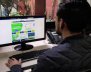Un hombre sentado frente a un computador 