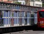 Estación de transMilenio por dentro un pacillo con piso metálico y puertas de cristal a los lados