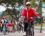 Una mujer montando bicicleta 