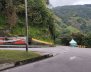 Una carretera con montañas a los lados