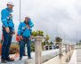 Un hombre y una mujer con chaquetas azules y cascos blancos