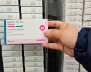 Una mano sosteniendo una caja de medicamentos