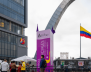 Arco de acero al frente de una taquilla de entradas