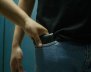 Hombre sacando un celular del bolsillo de otro