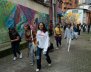 Mujeres caminando en una pasillo con funcionarios de la Secretaría de Cultura