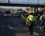 Integrante de la Policía de Tránsito coordinando el plan retorno en una vía principal de la ciudad.
