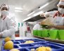 Cocineras sirviendo el alimento de los estudiantes de educación pública en Bogotá