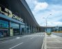 Vista frontal de la entrada del aeropuerto internacional El Dorado en Bogotá