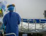 Personal médico frente a una cama UCI en Bogotá