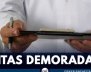Hombre con tableta asignando una cita con la EPS