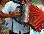 Hombre con un acordeón extendido en el pecho