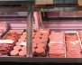 Mostrador lleno de productos cárnicos