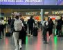 Personas haciendo fila en una de las taquillas del aeropuerto El Dorado