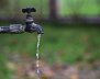 Una llave de agua con fuga