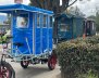 Bicitaxi azul parqueado en una de las calles de Bogotá