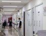 Imagen del pasillo de un hospital en Bogotá con pacientes asomándose desde las puertas de las habitaciones.