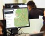 Persona mirando un computador con la aplicación de Mapas Bogotá