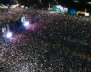 Concurrencia de personas en un escenario nocturno al aire libre en el marco del Festival de Verano 2019 en Bogotá