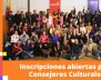 Un grupo de varias personas sonriendo
