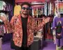 David Moncada con chaqueta de colores y gafas oscuras 