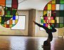 Mujer en un museo 