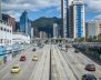 Calle 26 en Bogotá con algunos carros transitando. 