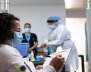 Una mujer del personal médico llena una planilla en las instalaciones de un hospital