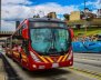 Bus de TransMilenio en una ruta de la ciudad