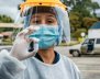 Personal médico mostrando una dosis de una vacuna contra covid-19