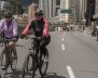 Mujeres en bicicleta recorriendo una de las vías principales de la ciudad durante la ciclovía