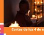 En la imagen se observa a un hombre leyendo en su apartamento a la luz de velas. 