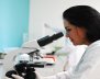 Científica con microscopio