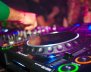 Una mano manipulando un mesa de mezclas de DJ