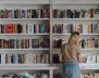 Mujer frente a una estante lleno de libros 
