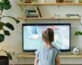 Niña viendo televisión 