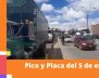En la imagen se pueden ver varios carros en una vía de Bogotá. 