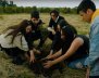 Juan David Cardona, líder ambiental, y su grupo juvenil en actividades de siembra.