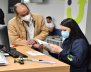 Persona pregunta sobre un trámite en la Ventanilla única de servicios