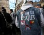 Un hombre usa una chaquete con un mosaico de imágenes de los Beatles en el sector Strawberry Fields del Parque Central de Nueva York