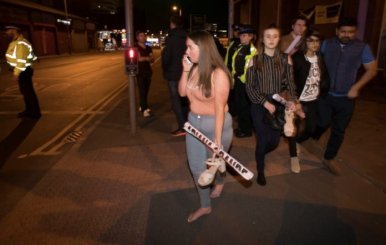 2017-05-22T231216Z_1_LYNXMPED4L1QL_RTROPTP_3_BRITAIN-SECURITY-MANCHESTER-BANG-696x464