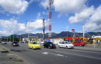 Bogota_carros_en_la_carrera_50