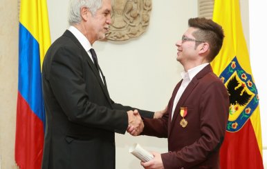 Condecoración_profesor_Luis_Bermudez (3)
