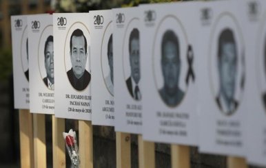 Vista de fotos de médicos peruanos fallecidos instaladas en la fachada de la sede del Colegio Médico, este viernes en Lima (Perú).