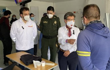 Alcaldesa Claudia López visita policías heridos