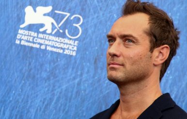 El actor Jude Law durante una sesión de fotos para la película "The Young Pope" en el Festival de Cine de Venecia