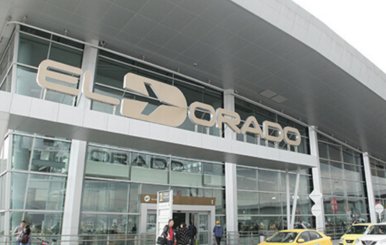 Imagen de la entrada del Aeropuerto El Dorado de Bogotá donde aparecen las letras y el logotipo en color dorado.