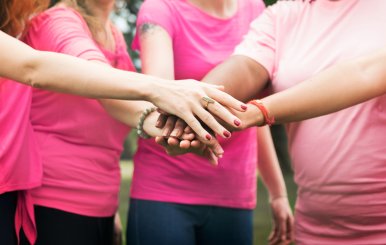 Grupo de mujeres se apoya en el Día Mundial de la lucha Contra el Cáncer de Mama