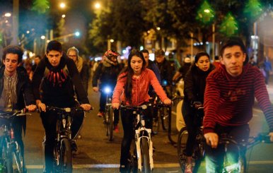 Biciusuarios en la Ciclovía Nocturna en Bogotá