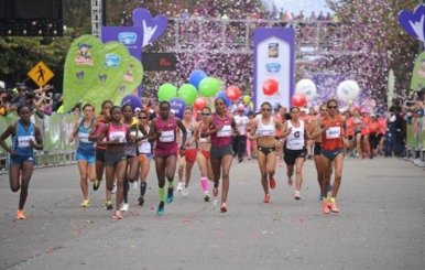 Mujeres deportistas corriendo durante una de las ediciones de la Carrera de la Mujer