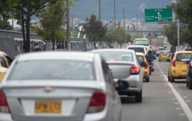 Trancón de vehículos en vía principal de Bogotá.